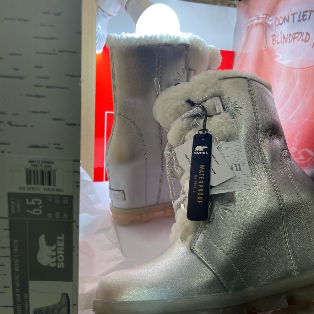 BNIB Sorel Disney Frozen Collection Silver - Picture 3 of 9